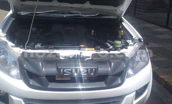 Comprar Usado Isuzu KB Branco Carro em Tete em Tete Comprar Usado Isuzu KB Branco Carro em Tete em Tete