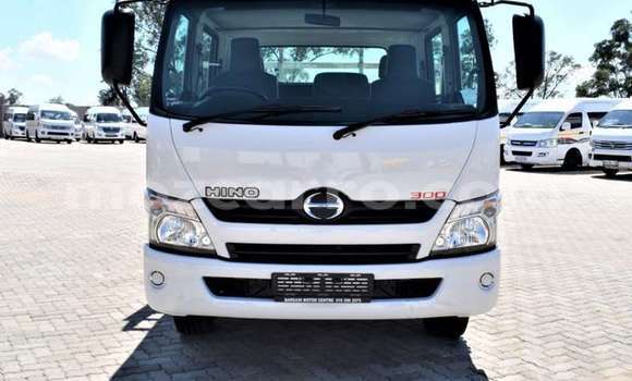 Comprar Usado Hino 300 Series Branco Caminhão em Maputo em Maputo