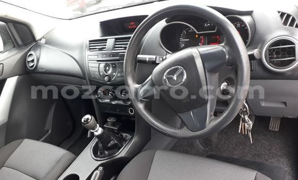 Comprar Usado Mazda BT-50 Branco Carro em Beira em Sofala Comprar Usado Mazda BT-50 Branco Carro em Beira em Sofala