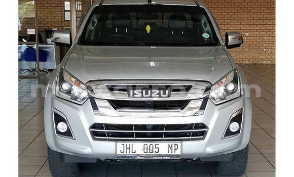 Comprar Usado Isuzu KB Branco Carro em Beira em Sofala Comprar Usado Isuzu KB Branco Carro em Beira em Sofala