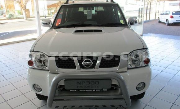 Comprar Usado Nissan NP 300 Branco Carro em Maputo em Maputo