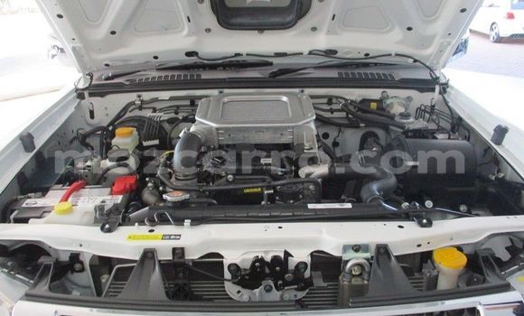 Comprar Usado Nissan NP 300 Branco Carro em Maputo em Maputo Comprar Usado Nissan NP 300 Branco Carro em Maputo em Maputo