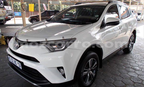 Comprar Usado Toyota RAV4 Branco Carro em Beira em Sofala