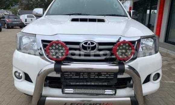Comprar Usado Toyota Hilux Branco Carro em Beira em Sofala
