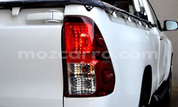 Comprar Usado Toyota Hilux Branco Carro em Beira em Sofala Comprar Usado Toyota Hilux Branco Carro em Beira em Sofala