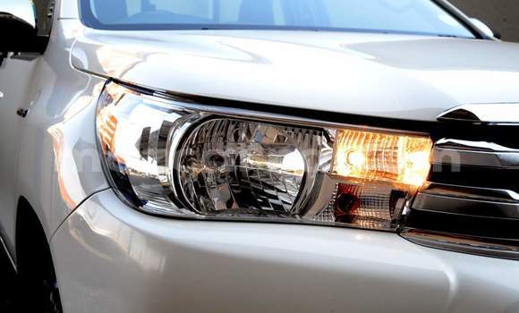 Comprar Usado Toyota Hilux Branco Carro em Beira em Sofala Comprar Usado Toyota Hilux Branco Carro em Beira em Sofala