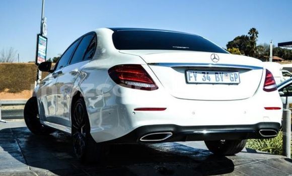 Comprar Usado Mercedes‒Benz CLA-klasse AMG Branco Carro em Maputo em Maputo Comprar Usado Mercedes‒Benz CLA-klasse AMG Branco Carro em Maputo em Maputo