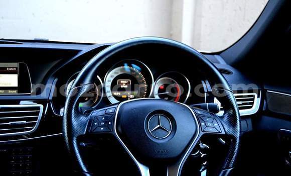 Nunua Ilio tumika Mercedes‒Benz E-Class Nyeupe Gari ndani ya Maputo nchini Maputo Nunua Ilio tumika Mercedes‒Benz E-Class Nyeupe Gari ndani ya Maputo nchini Maputo