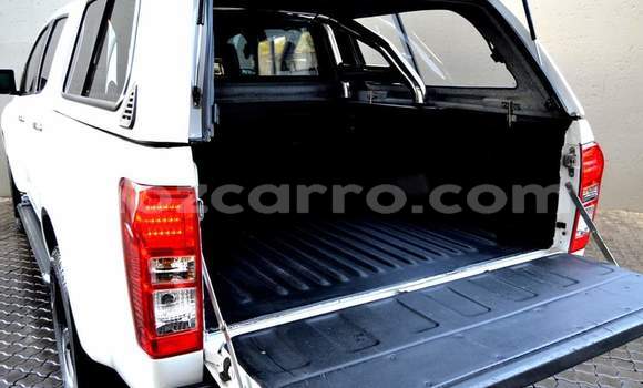 Comprar Usado Isuzu KB Branco Carro em Maputo em Maputo Comprar Usado Isuzu KB Branco Carro em Maputo em Maputo