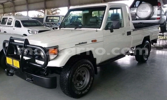Nunua Ilio tumika Toyota Land Cruiser Nyeupe Gari ndani ya Itabadilika nchini Tete