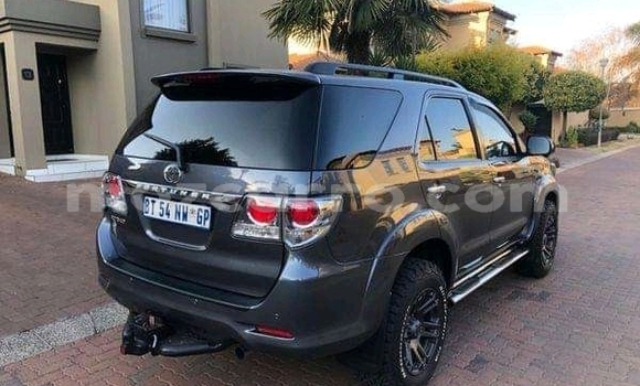 Nunua Ilio tumika Toyota Fortuner Nyeusi Gari ndani ya Chemba nchini Sofala Nunua Ilio tumika Toyota Fortuner Nyeusi Gari ndani ya Chemba nchini Sofala