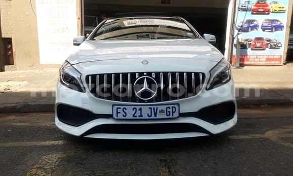 Nunua Ilio tumika Mercedes‒Benz 200 Nyeupe Gari ndani ya Mocambique nchini Nampula Nunua Ilio tumika Mercedes‒Benz 200 Nyeupe Gari ndani ya Mocambique nchini Nampula