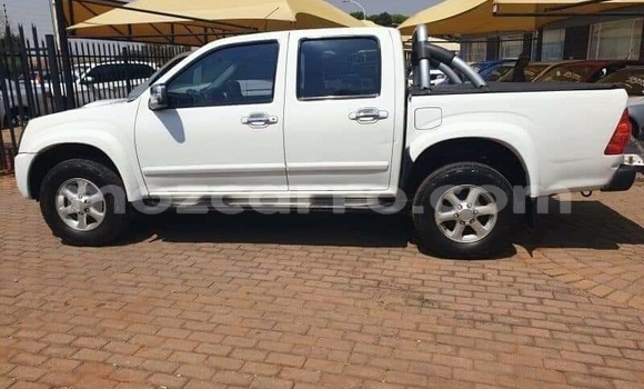 Comprar Usado Isuzu KB Branco Carro em Mutarara em Tete Comprar Usado Isuzu KB Branco Carro em Mutarara em Tete