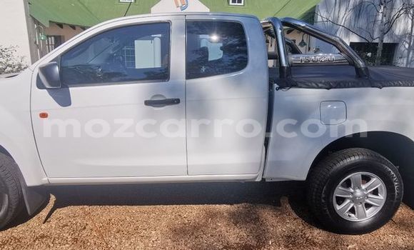 Comprar Usado Isuzu KB Branco Carro em Beira em Sofala Comprar Usado Isuzu KB Branco Carro em Beira em Sofala
