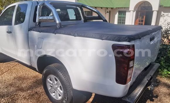 Comprar Usado Isuzu KB Branco Carro em Beira em Sofala Comprar Usado Isuzu KB Branco Carro em Beira em Sofala
