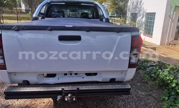 Comprar Usado Isuzu KB Branco Carro em Beira em Sofala Comprar Usado Isuzu KB Branco Carro em Beira em Sofala