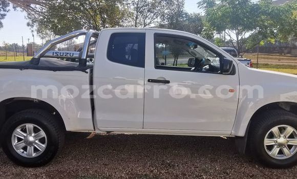Comprar Usado Isuzu KB Branco Carro em Beira em Sofala Comprar Usado Isuzu KB Branco Carro em Beira em Sofala
