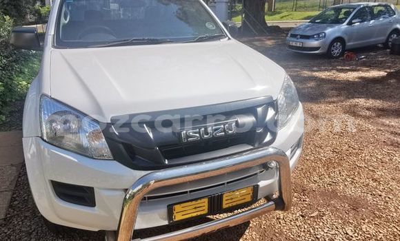 Comprar Usado Isuzu KB Branco Carro em Beira em Sofala Comprar Usado Isuzu KB Branco Carro em Beira em Sofala