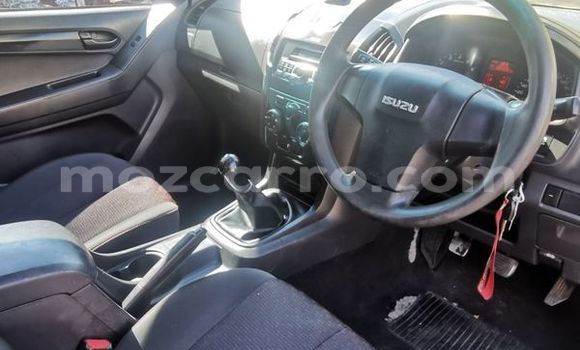 Comprar Usado Isuzu KB Branco Carro em Beira em Sofala Comprar Usado Isuzu KB Branco Carro em Beira em Sofala