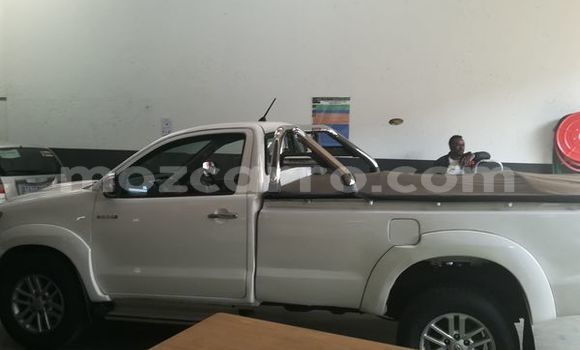 Comprar Usado Toyota Hilux Branco Carro em Beira em Sofala Comprar Usado Toyota Hilux Branco Carro em Beira em Sofala