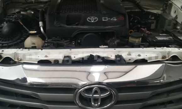 Comprar Usado Toyota Hilux Branco Carro em Beira em Sofala Comprar Usado Toyota Hilux Branco Carro em Beira em Sofala