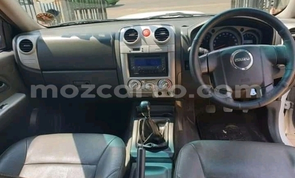 Nunua Ilio tumika Isuzu KB Nyeupe Gari ndani ya Beira nchini Sofala Nunua Ilio tumika Isuzu KB Nyeupe Gari ndani ya Beira nchini Sofala