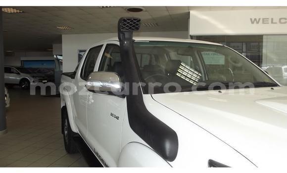 Comprar Usado Toyota Hilux Branco Carro em Mutarara em Tete Comprar Usado Toyota Hilux Branco Carro em Mutarara em Tete