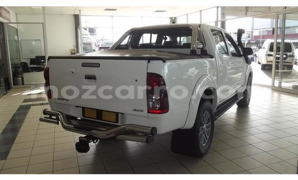 Comprar Usado Toyota Hilux Branco Carro em Mutarara em Tete Comprar Usado Toyota Hilux Branco Carro em Mutarara em Tete