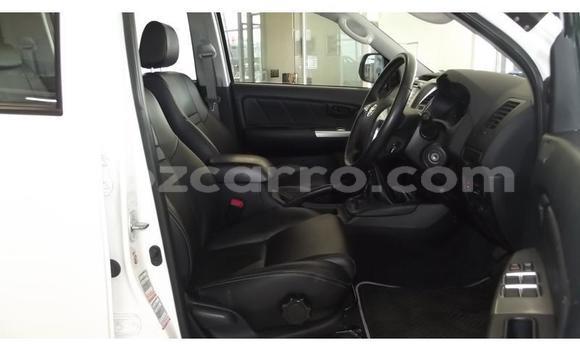 Comprar Usado Toyota Hilux Branco Carro em Mutarara em Tete Comprar Usado Toyota Hilux Branco Carro em Mutarara em Tete