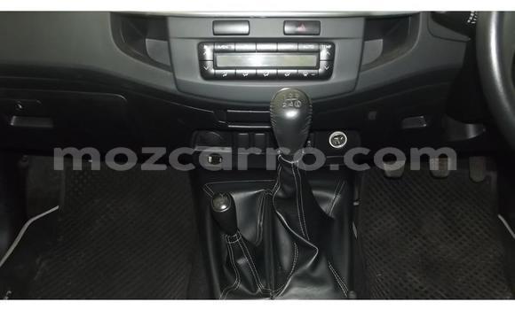 Comprar Usado Toyota Hilux Branco Carro em Mutarara em Tete Comprar Usado Toyota Hilux Branco Carro em Mutarara em Tete