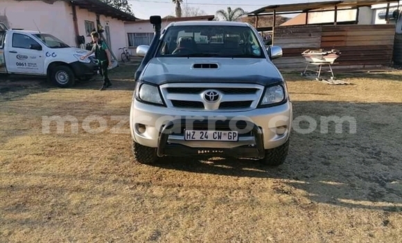 Comprar Usado Toyota Hilux Prata Carro em Moçambique em Nampula