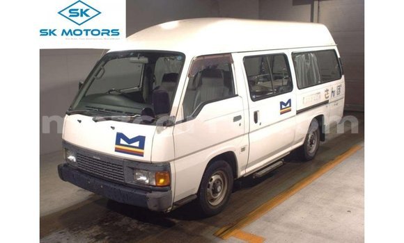 Comprar Importar Nissan Caravan Branco Carro em Import - Dubai em Cabo Delgado