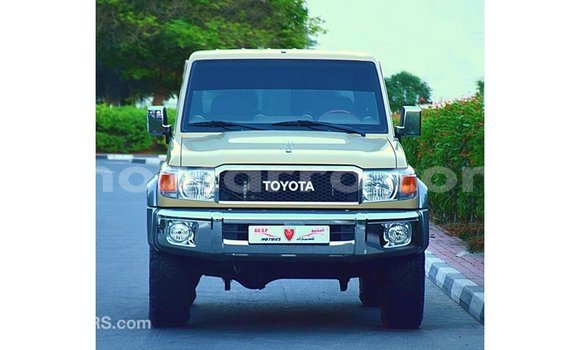 Tenga Imported Toyota Land Cruiser Beige Mota in Import - Dubai in Cabo Delgado Tenga Imported Toyota Land Cruiser Beige Mota in Import - Dubai in Cabo Delgado