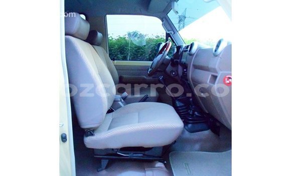Tenga Imported Toyota Land Cruiser Beige Mota in Import - Dubai in Cabo Delgado Tenga Imported Toyota Land Cruiser Beige Mota in Import - Dubai in Cabo Delgado