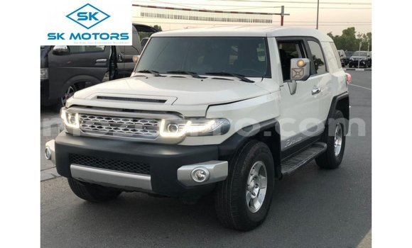 Nunua Imported Toyota FJ Cruiser Nyeupe Gari ndani ya Import - Dubai nchini Cabo Delgado Nunua Imported Toyota FJ Cruiser Nyeupe Gari ndani ya Import - Dubai nchini Cabo Delgado