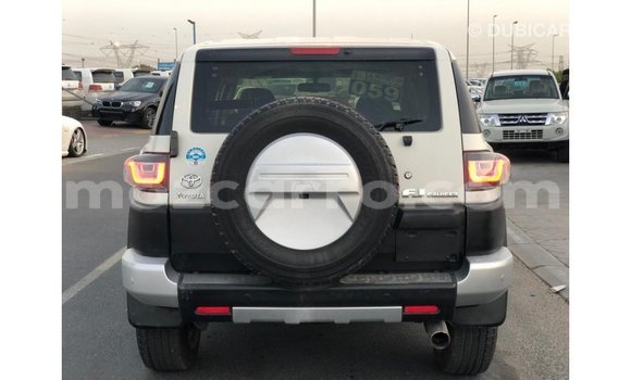Nunua Imported Toyota FJ Cruiser Nyeupe Gari ndani ya Import - Dubai nchini Cabo Delgado Nunua Imported Toyota FJ Cruiser Nyeupe Gari ndani ya Import - Dubai nchini Cabo Delgado