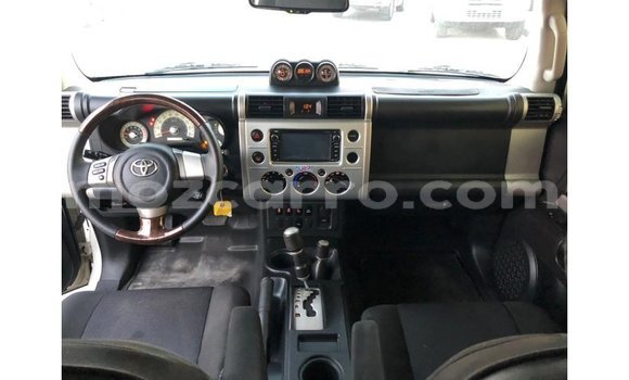Nunua Imported Toyota FJ Cruiser Nyeupe Gari ndani ya Import - Dubai nchini Cabo Delgado Nunua Imported Toyota FJ Cruiser Nyeupe Gari ndani ya Import - Dubai nchini Cabo Delgado