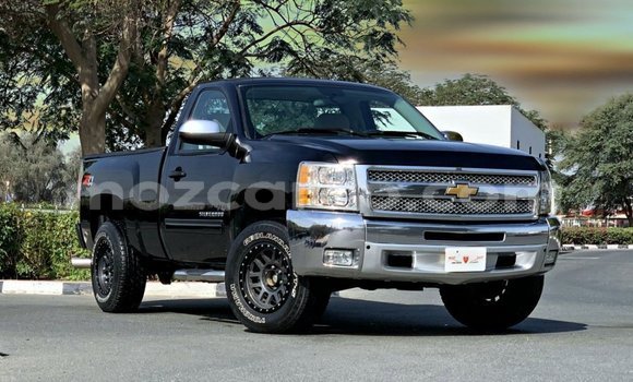 Nunua Imported Chevrolet Silverado Nyeusi Gari ndani ya Import - Dubai nchini Cabo Delgado