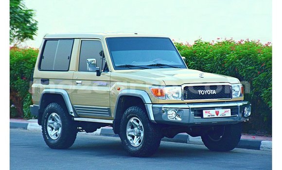 Tenga Imported Toyota Land Cruiser Beige Mota in Import - Dubai in Cabo Delgado