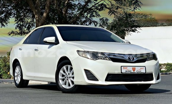 Nunua Imported Toyota Camry Nyeupe Gari ndani ya Import - Dubai nchini Cabo Delgado