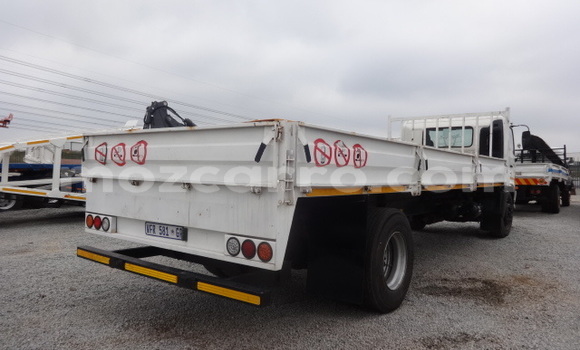 Comprar Usado Hino Ranger Branco Caminhão em Beira em Sofala