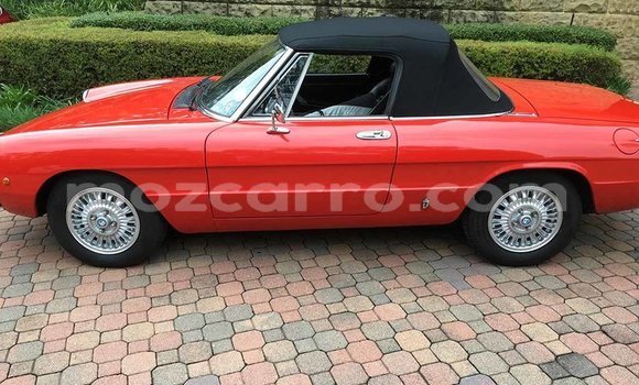 Tenga Tsaru Alfa Romeo Spider Tsvuku Mota in Achachinja in Tete Tenga Tsaru Alfa Romeo Spider Tsvuku Mota in Achachinja in Tete