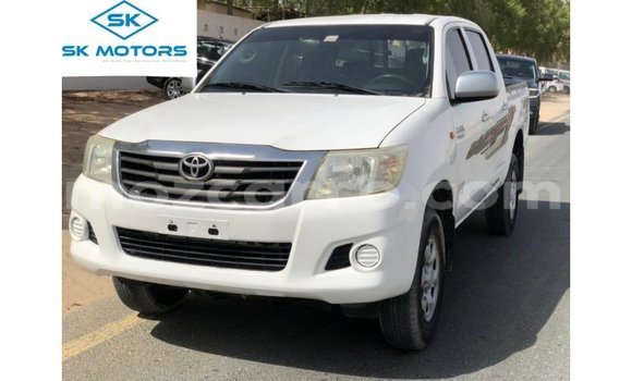 Nunua Imported Toyota Hilux Nyeupe Gari ndani ya Import - Dubai nchini Cabo Delgado