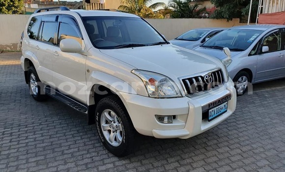 Tenga Tsaru Toyota Land Cruiser Prado Chena Mota in Ancuabe in Cabo Delgado